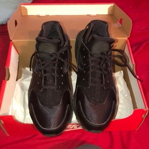 Black Nike Huaraches
